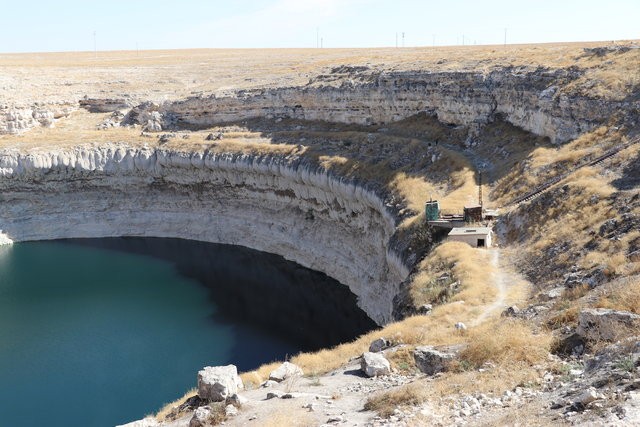 Konya'da oluşan dev obruklar köylüleri tedirgin ediyor