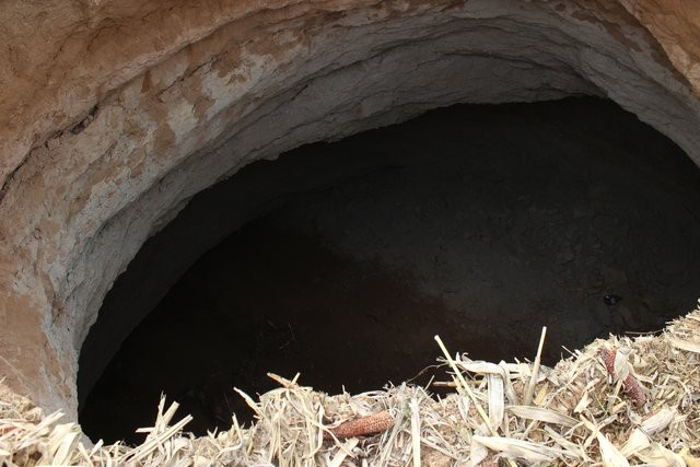 Konya'da oluşan dev obruklar köylüleri tedirgin ediyor