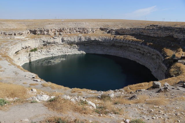 Konya'da oluşan dev obruklar köylüleri tedirgin ediyor