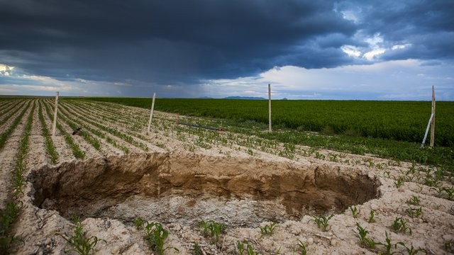 Konya'da oluşan dev obruklar köylüleri tedirgin ediyor