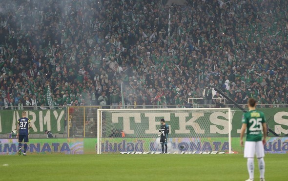 Volkan Demirel'e Bursa'da yabancı madde yağdı