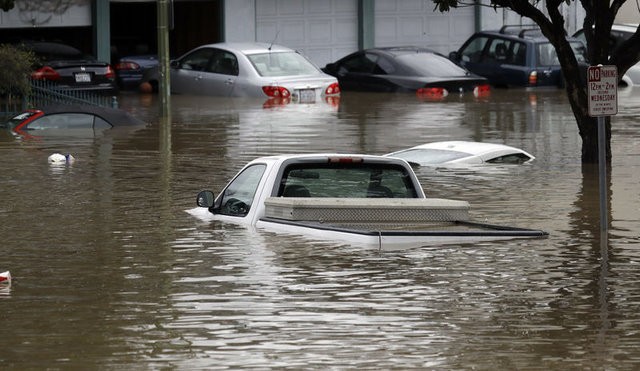 California'da evlerini su basan yaklaşık 200 kişi kurtarıldı