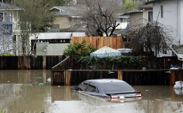 California'da evlerini su basan yaklaşık 200 kişi kurtarıldı