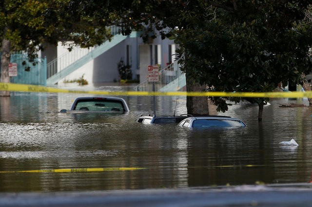 California'da evlerini su basan yaklaşık 200 kişi kurtarıldı