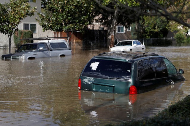 California'da evlerini su basan yaklaşık 200 kişi kurtarıldı