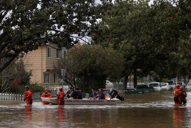 California'da evlerini su basan yaklaşık 200 kişi kurtarıldı