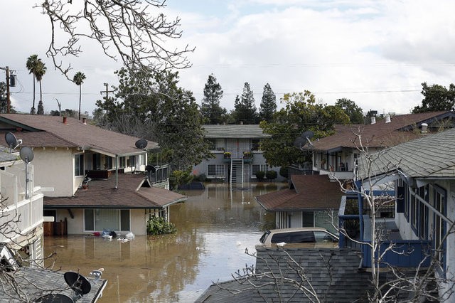 California'da evlerini su basan yaklaşık 200 kişi kurtarıldı