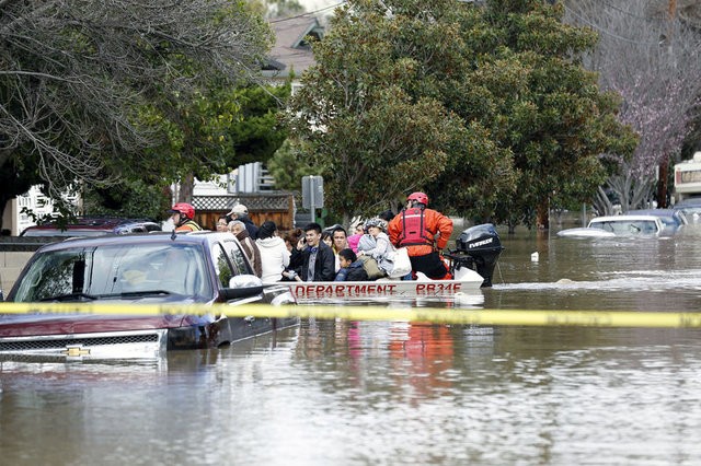 California'da evlerini su basan yaklaşık 200 kişi kurtarıldı