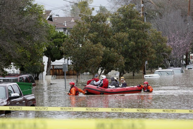 California'da evlerini su basan yaklaşık 200 kişi kurtarıldı