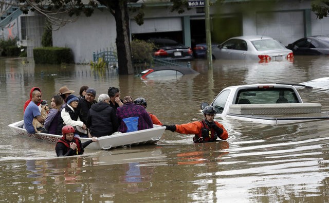 California'da evlerini su basan yaklaşık 200 kişi kurtarıldı