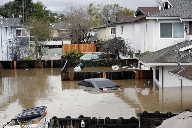 California'da evlerini su basan yaklaşık 200 kişi kurtarıldı