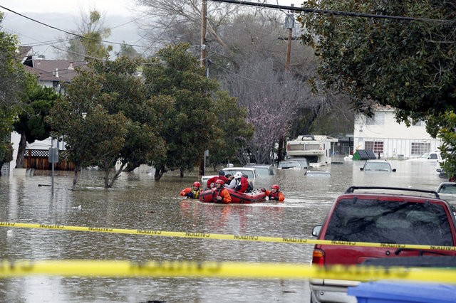 California'da evlerini su basan yaklaşık 200 kişi kurtarıldı