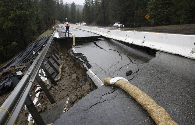 California'da evlerini su basan yaklaşık 200 kişi kurtarıldı