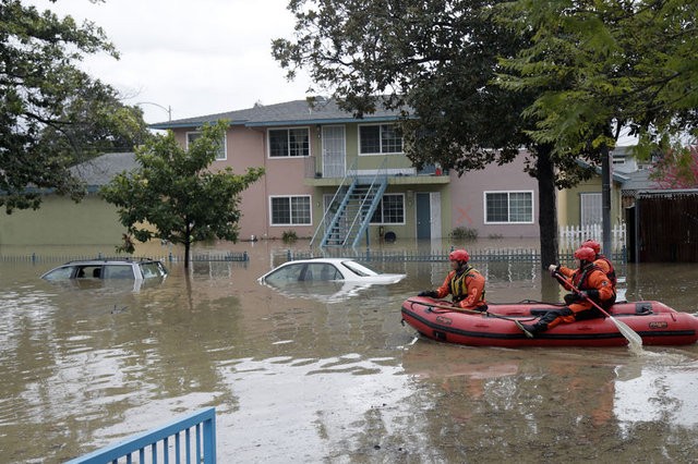 California'da evlerini su basan yaklaşık 200 kişi kurtarıldı