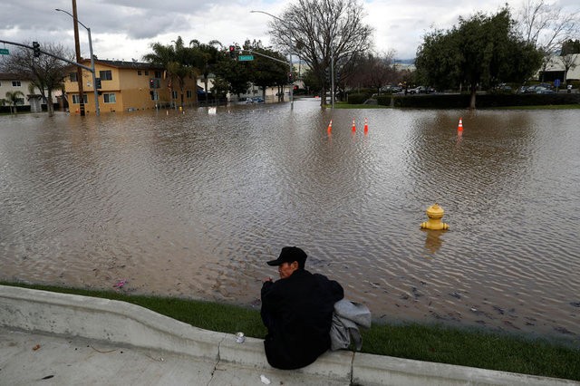 California'da evlerini su basan yaklaşık 200 kişi kurtarıldı