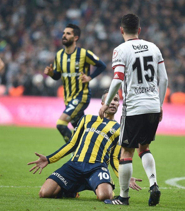 Robin van Persie golü Oğuzhan'ın önünde kutladı