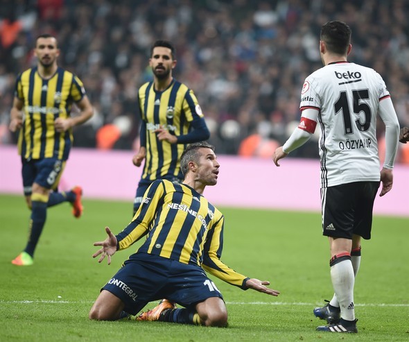 Robin van Persie golü Oğuzhan'ın önünde kutladı