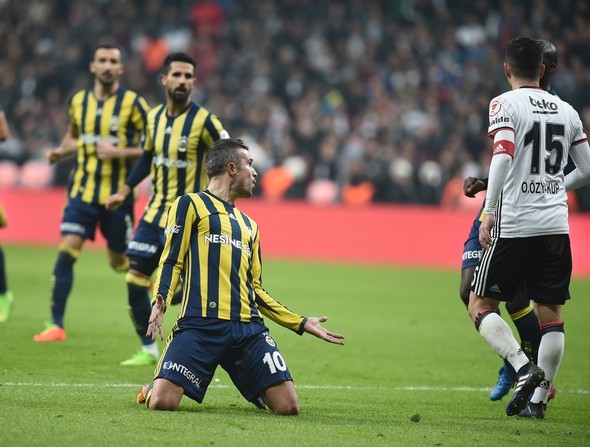 Robin van Persie golü Oğuzhan'ın önünde kutladı