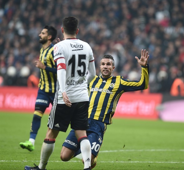 Robin van Persie golü Oğuzhan'ın önünde kutladı