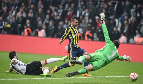 Robin van Persie golü Oğuzhan'ın önünde kutladı