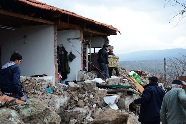 Ayvacıklılar geceyi çadırlarda geçirdi