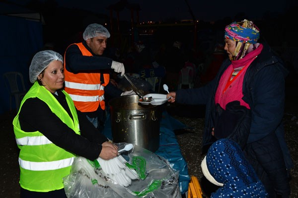 Ayvacıklılar geceyi çadırlarda geçirdi