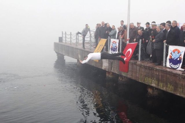 Karamürsel Belediye Başkanı fenalaşan dalgıcı kurtardı