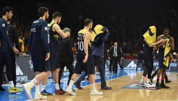 Galatasaray-Fenerbahçe derbisinde ortalık karıştı