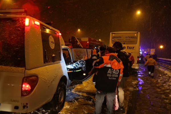 Kütahya'da zincirleme kaza: 2 ölü, 13 yaralı