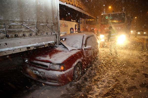 Kütahya'da zincirleme kaza: 2 ölü, 13 yaralı