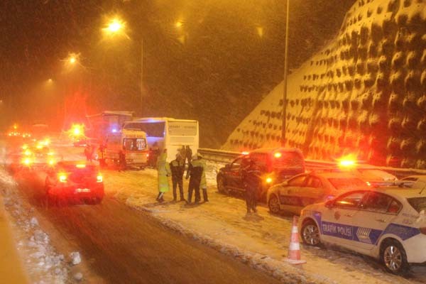 Kütahya'da zincirleme kaza: 2 ölü, 13 yaralı