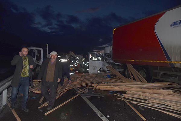 Kütahya'da zincirleme kaza: 2 ölü, 13 yaralı