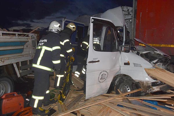 Kütahya'da zincirleme kaza: 2 ölü, 13 yaralı