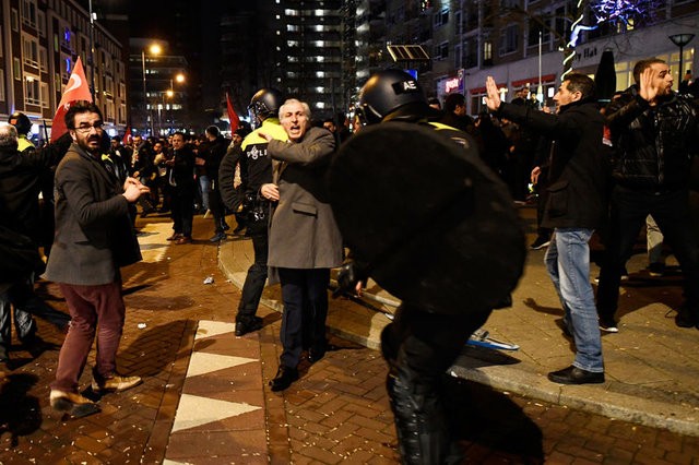 Rotterdam Belediye Başkanı'na skandalın hesabı soruldu