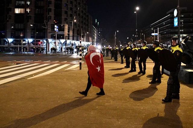 Rotterdam Belediye Başkanı'na skandalın hesabı soruldu