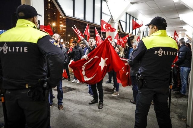 Rotterdam Belediye Başkanı'na skandalın hesabı soruldu