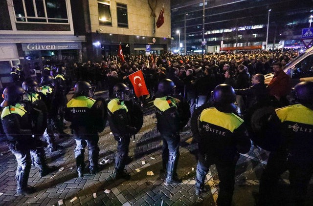 Rotterdam Belediye Başkanı'na skandalın hesabı soruldu