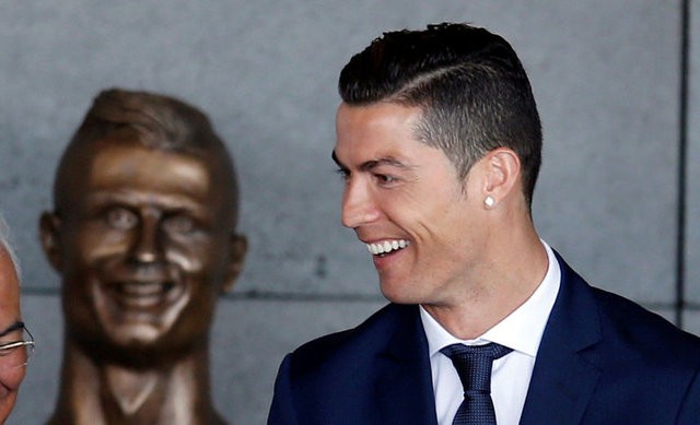 Ronaldo'nun büstü Ronaldo'ya benzemedi