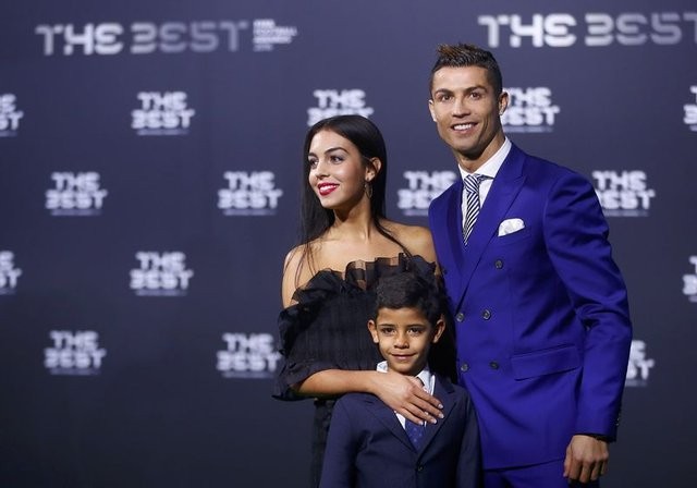 Ronaldo'nun büstü Ronaldo'ya benzemedi