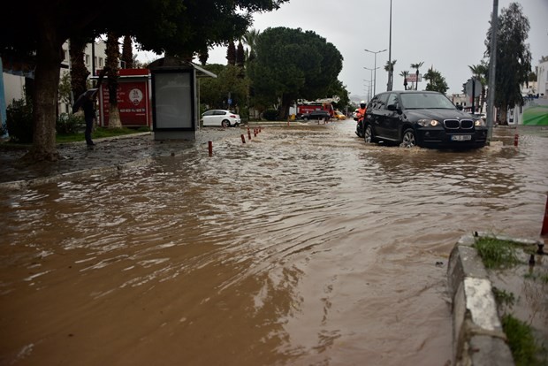 Bodrum'da sağanak sele neden oldu