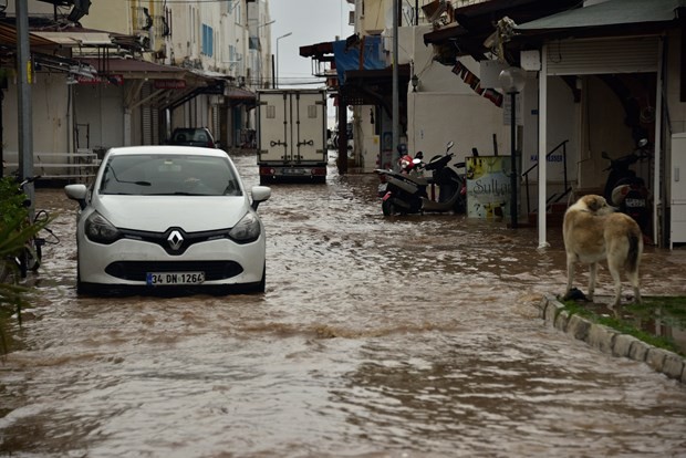 Bodrum'da sağanak sele neden oldu