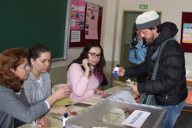 Ünlüler sandıklara akın etti