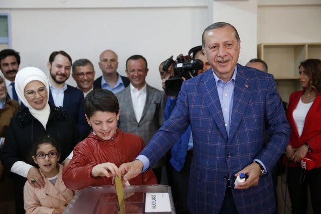 Siyasetçiler referandum için sandık başında