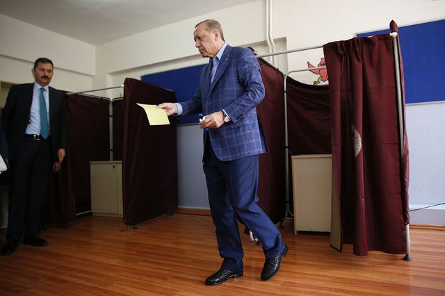 Siyasetçiler referandum için sandık başında