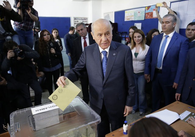 Siyasetçiler referandum için sandık başında