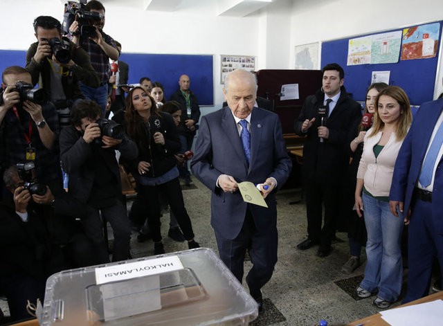 Siyasetçiler referandum için sandık başında