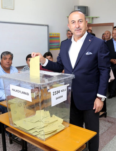 Siyasetçiler referandum için sandık başında