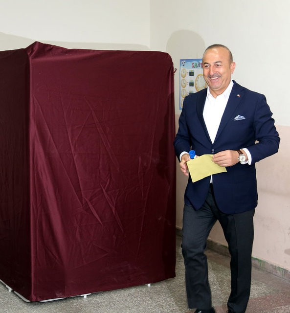 Siyasetçiler referandum için sandık başında