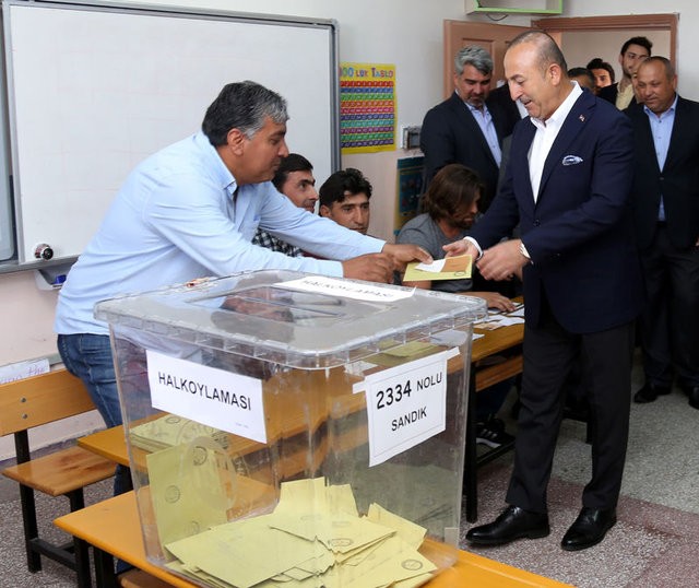 Siyasetçiler referandum için sandık başında