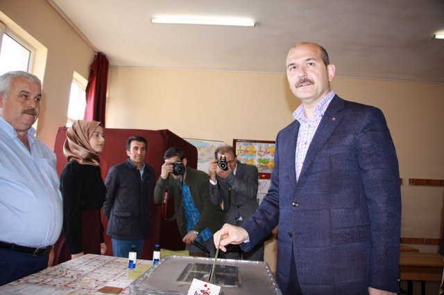 Siyasetçiler referandum için sandık başında